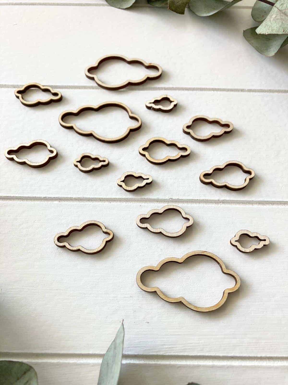 Miniwolken Holzanhänger 50mm, 40mm, 30mm, 20mm 12er Set 01