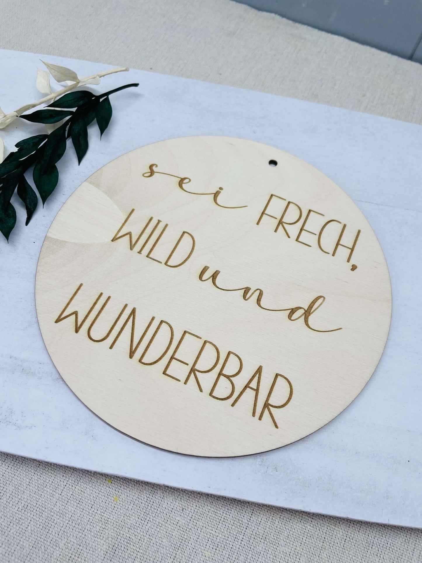 Sei frech, wild und wunderbar Scheibe Holz